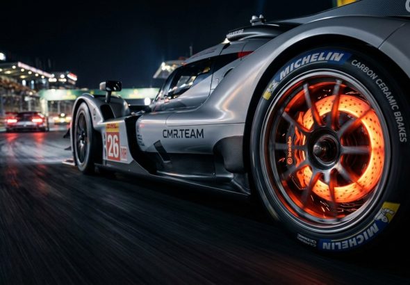 Comment les freins en carbone céramique révolutionnent la course automobile en 2026